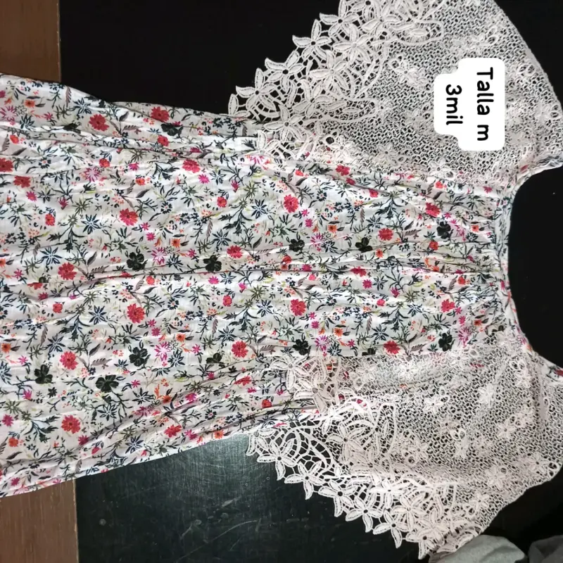 Polera floreada con encaje - 1