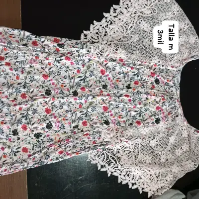 Polera floreada con encaje - miniatura 1