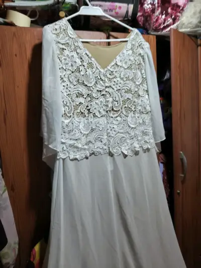 Vestido de encaje color marfil y un accesorio de p - miniatura 1