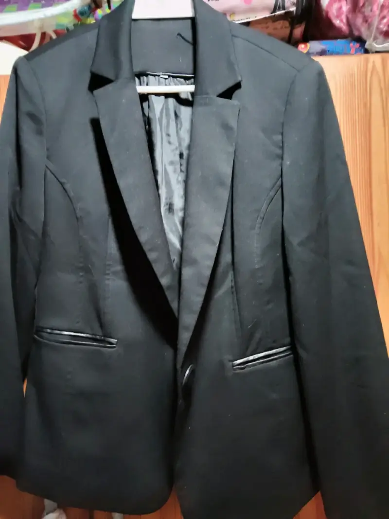 Vestido de encaje color marfil y un accesorio de p - 2