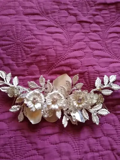 Vestido de encaje color marfil y un accesorio de p - miniatura 3