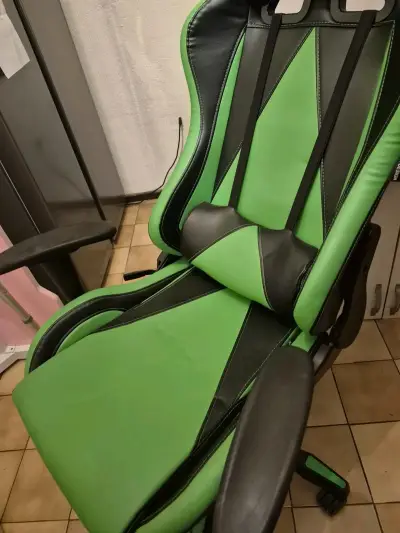Silla gamer verde y negra - miniatura 1