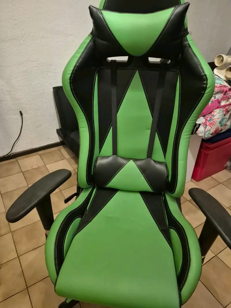 Silla gamer verde y negra - 2