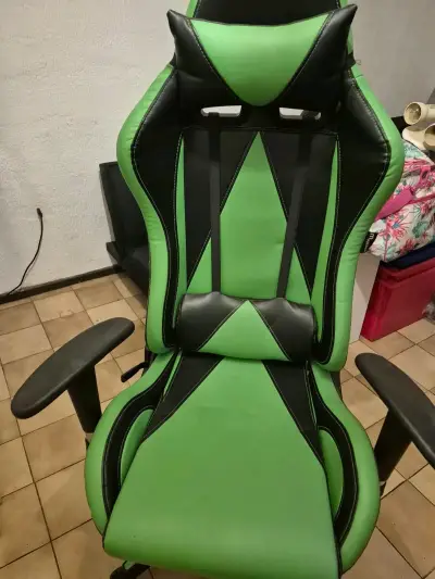 Silla gamer verde y negra - miniatura 2