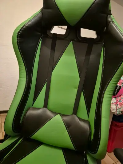 Silla gamer verde y negra - miniatura 3