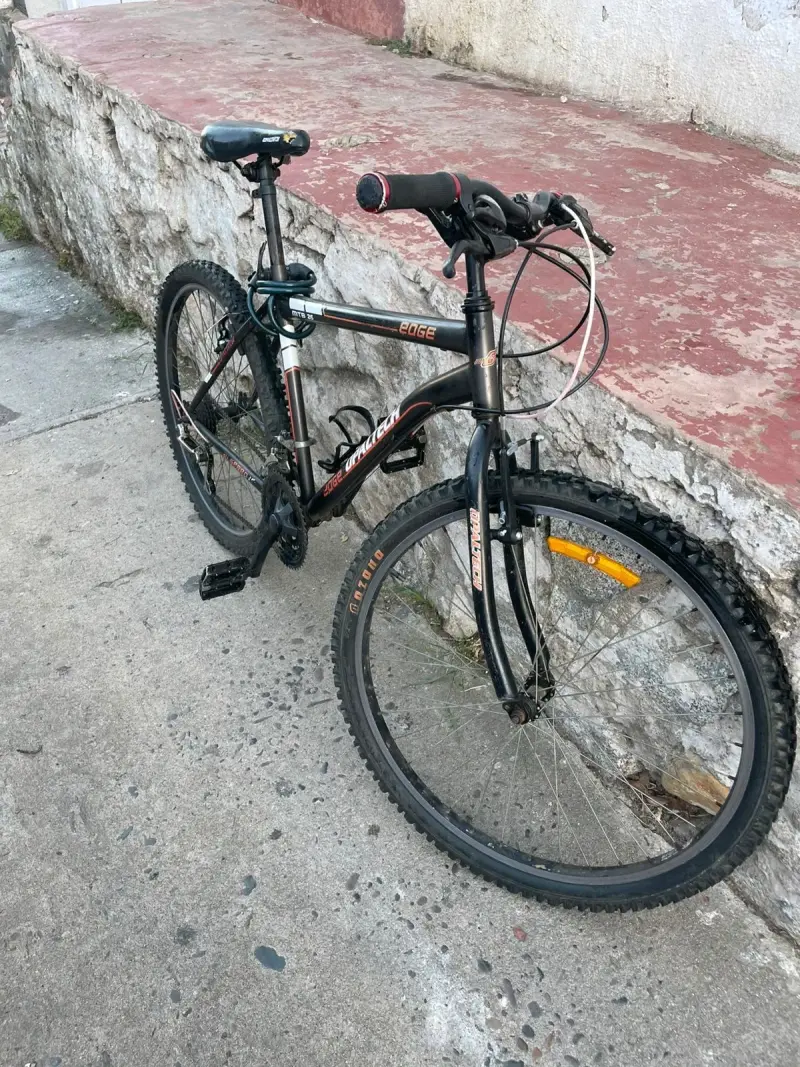 Bicicleta ciudad Edge negra aro 27.5