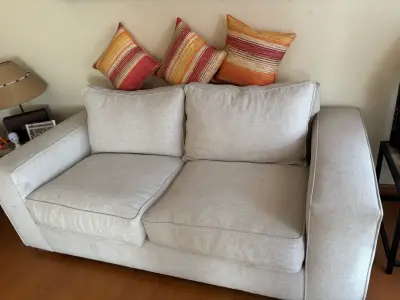 Sofá beige dos plazas - miniatura 1