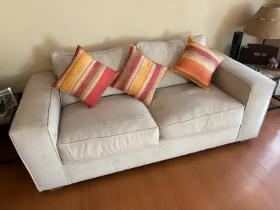 Sofá beige dos plazas - miniatura 2