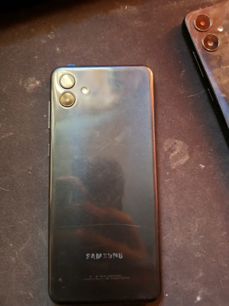 Smartphone Galaxy A04 en buen estado - 2