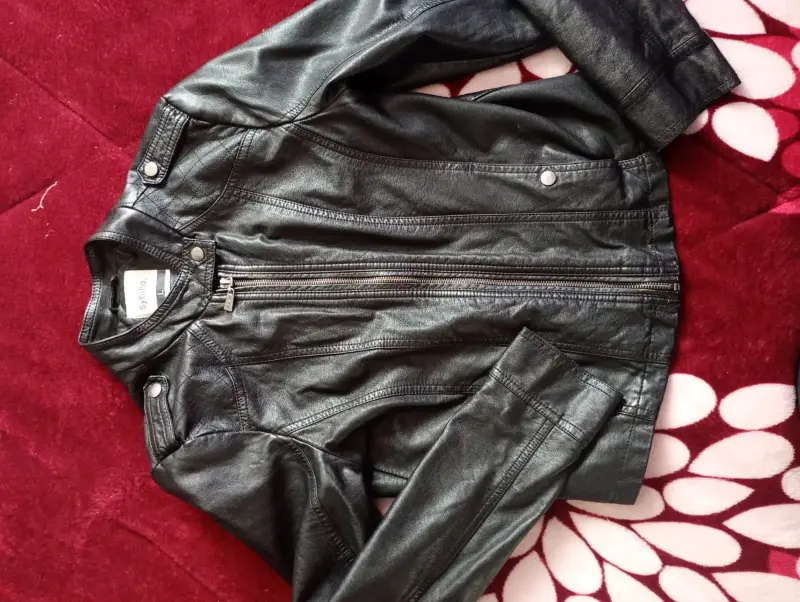 Chaqueta negra de cuero Sybilla