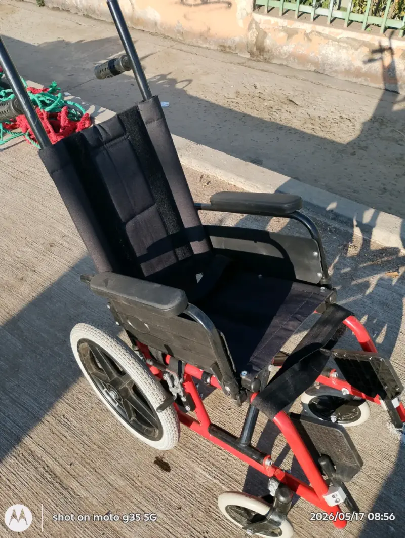 Silla de ruedas plegable roja