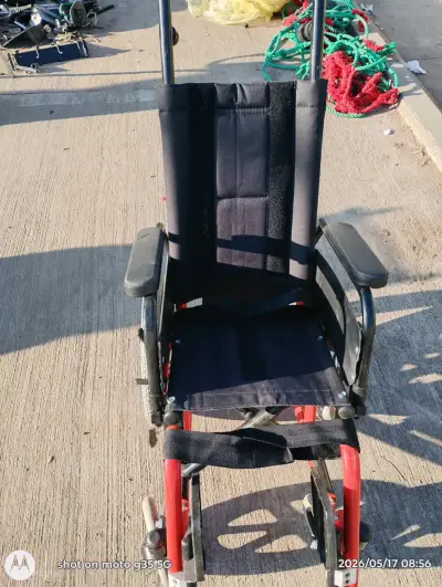 Silla de ruedas plegable roja - miniatura 2