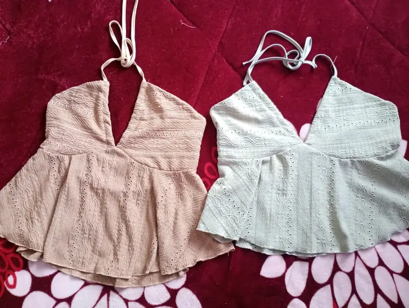 Blusas de encaje beige y blanco