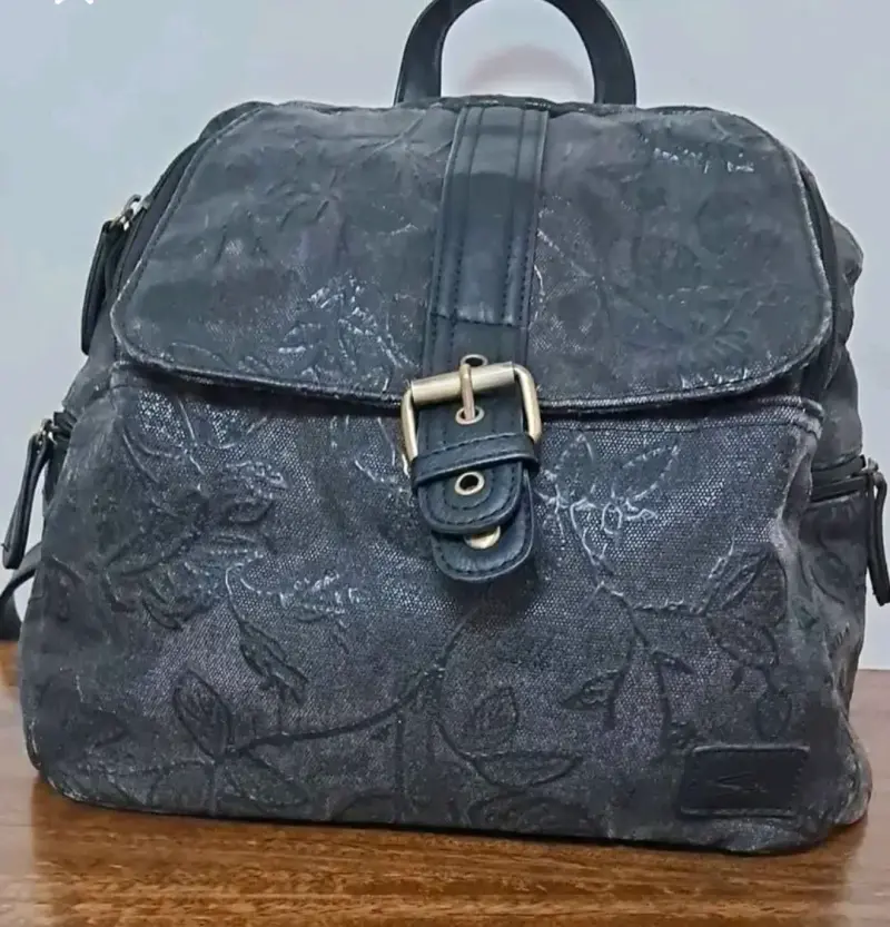 Mochila negra con diseño floral