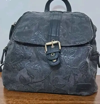 Mochila negra con diseño floral - miniatura 1