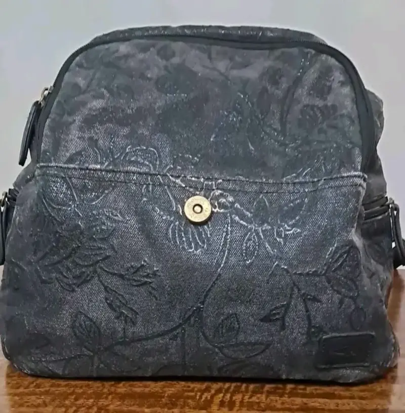 Mochila negra con diseño floral - 2