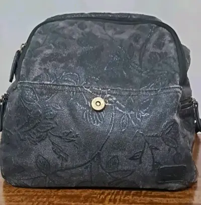 Mochila negra con diseño floral - miniatura 2