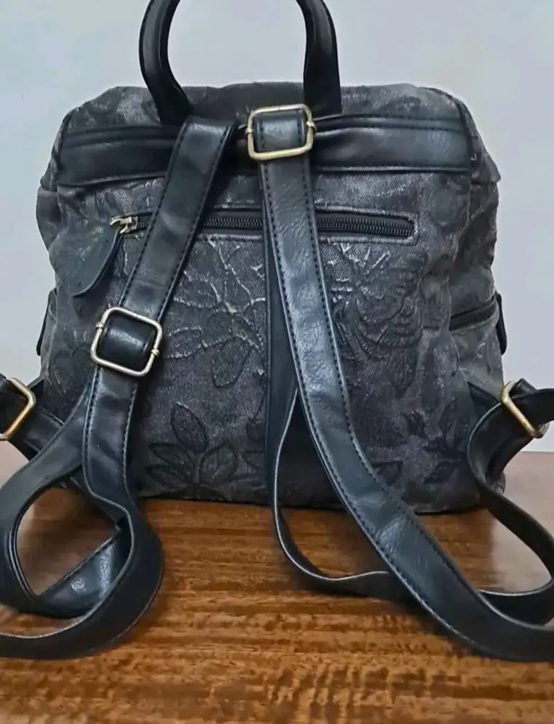 Mochila negra con diseño floral - 3