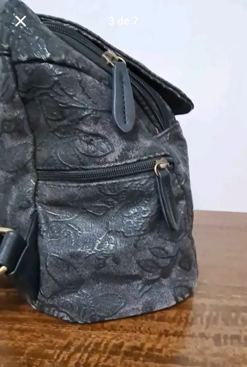 Mochila negra con diseño floral - 4