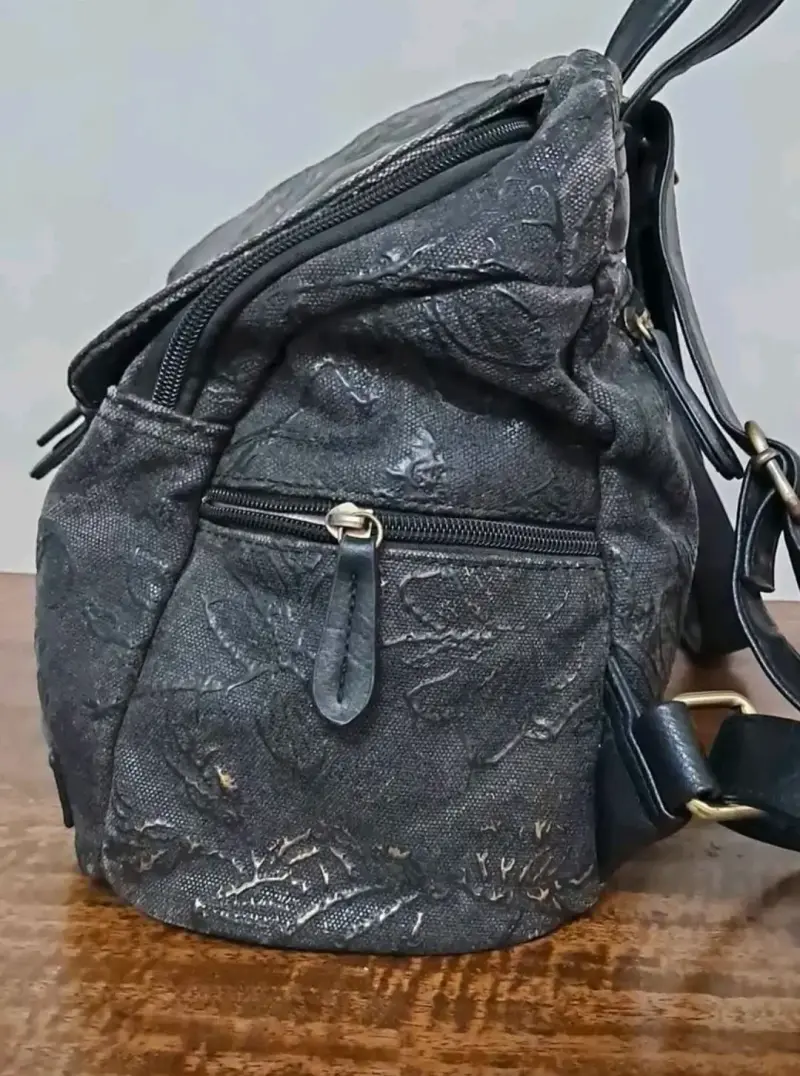 Mochila negra con diseño floral - 5