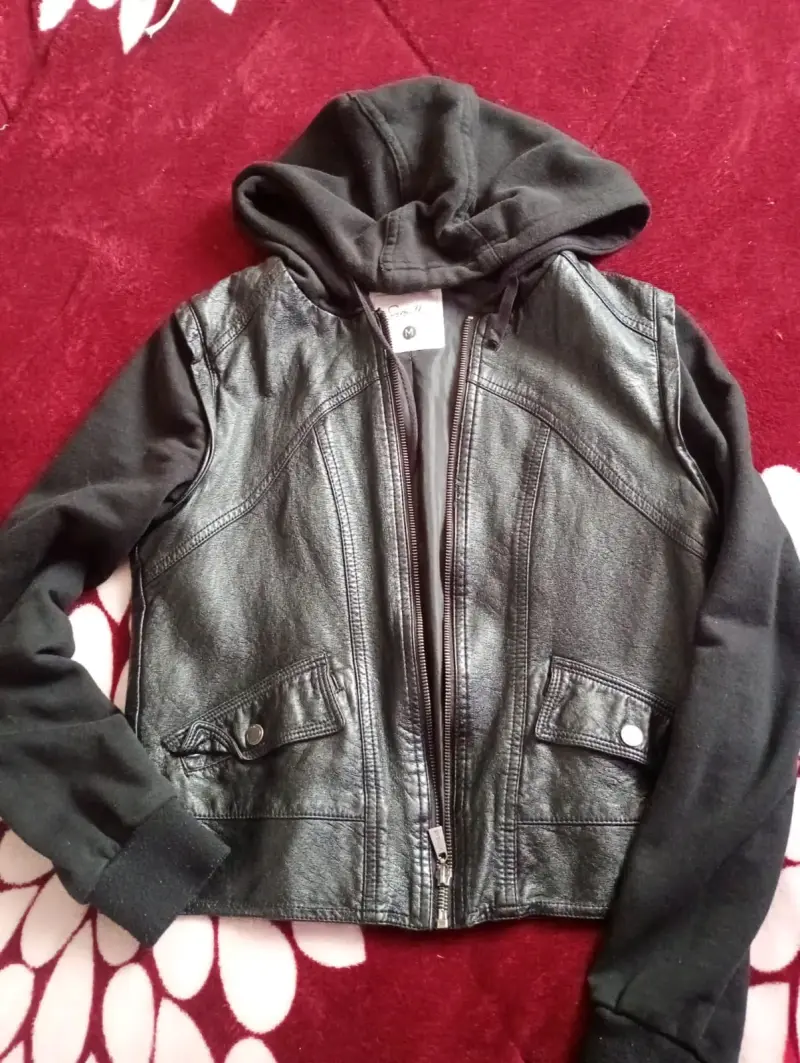 Chaqueta negra con capucha estilo casual