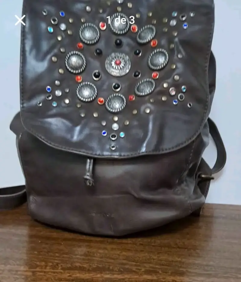 Mochila café con adornos metálicos