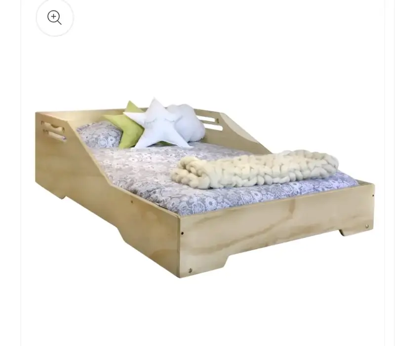 Cama de madera con diseño moderno