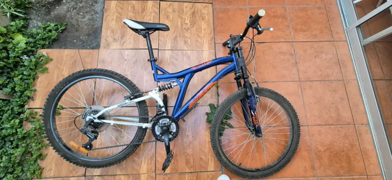 Bicicleta de montaña azul