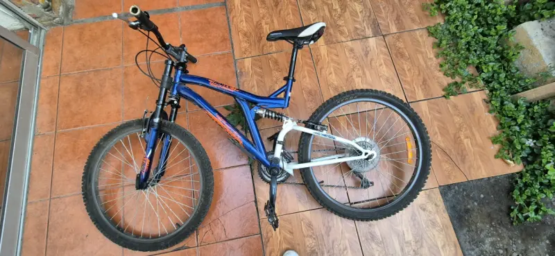 Bicicleta de montaña azul - 2