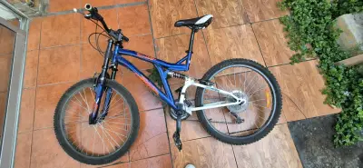 Bicicleta de montaña azul - miniatura 2
