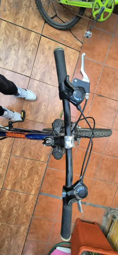 Bicicleta de montaña azul - miniatura 3