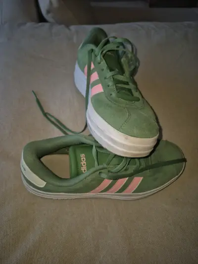 Zapatillas Adidas verdes y rosadas - miniatura 1