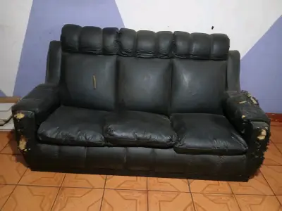 Sofá negro de tres plazas - miniatura 1