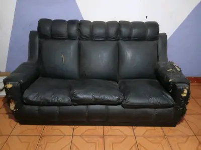 Sofá negro de tres plazas - miniatura 3