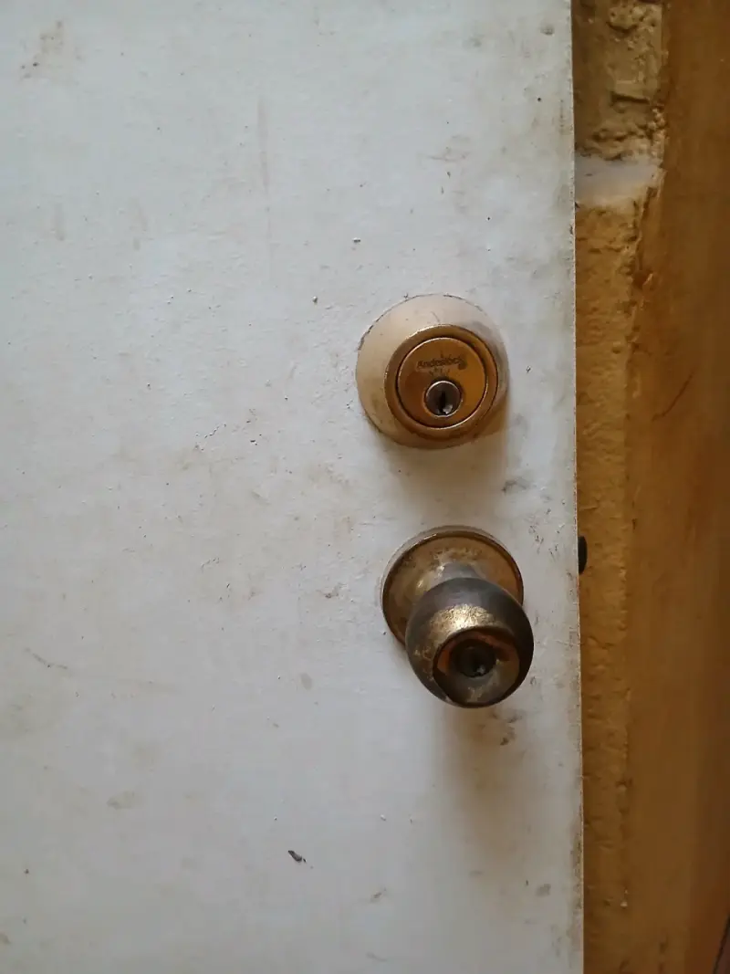 Puerta madera blanca con rejilla - 3