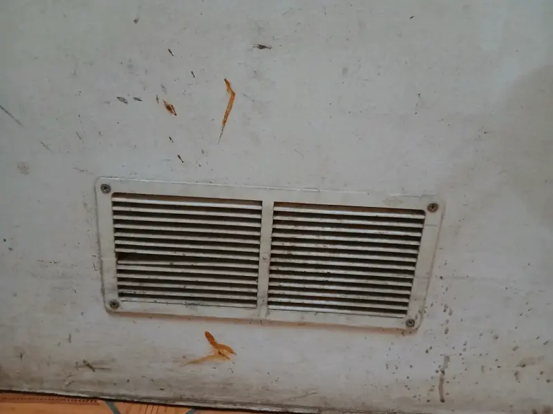 Puerta madera blanca con rejilla - 5