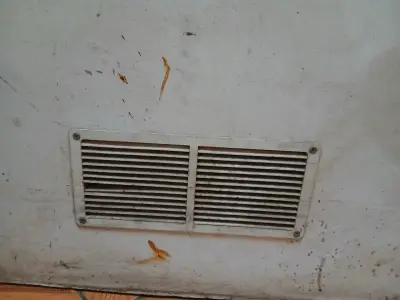 Puerta madera blanca con rejilla - miniatura 5