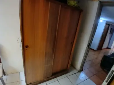 Guardarropa de madera vintage - miniatura 1