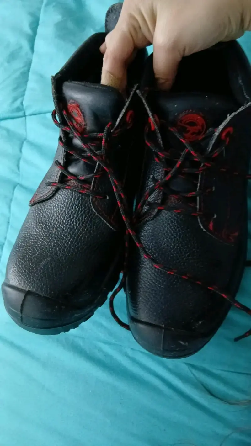 Botas de seguridad negras nuevas