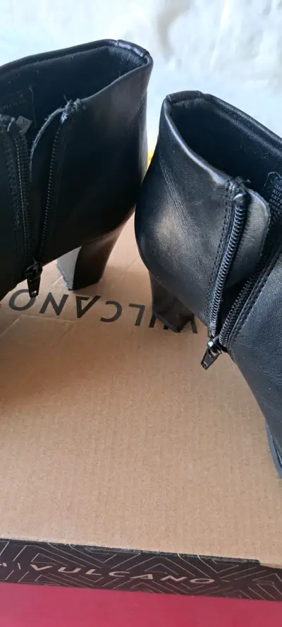 Botines negros con detalles - miniatura 1