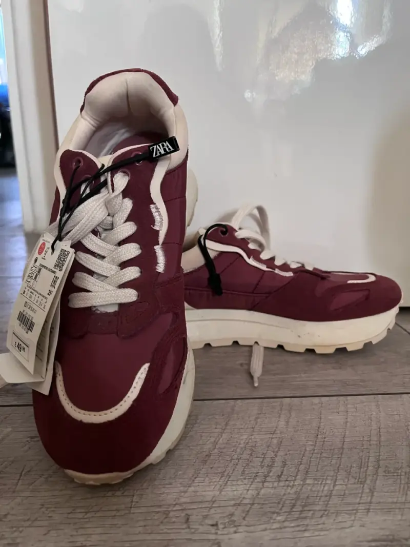 Zapatillas burdeos con etiqueta