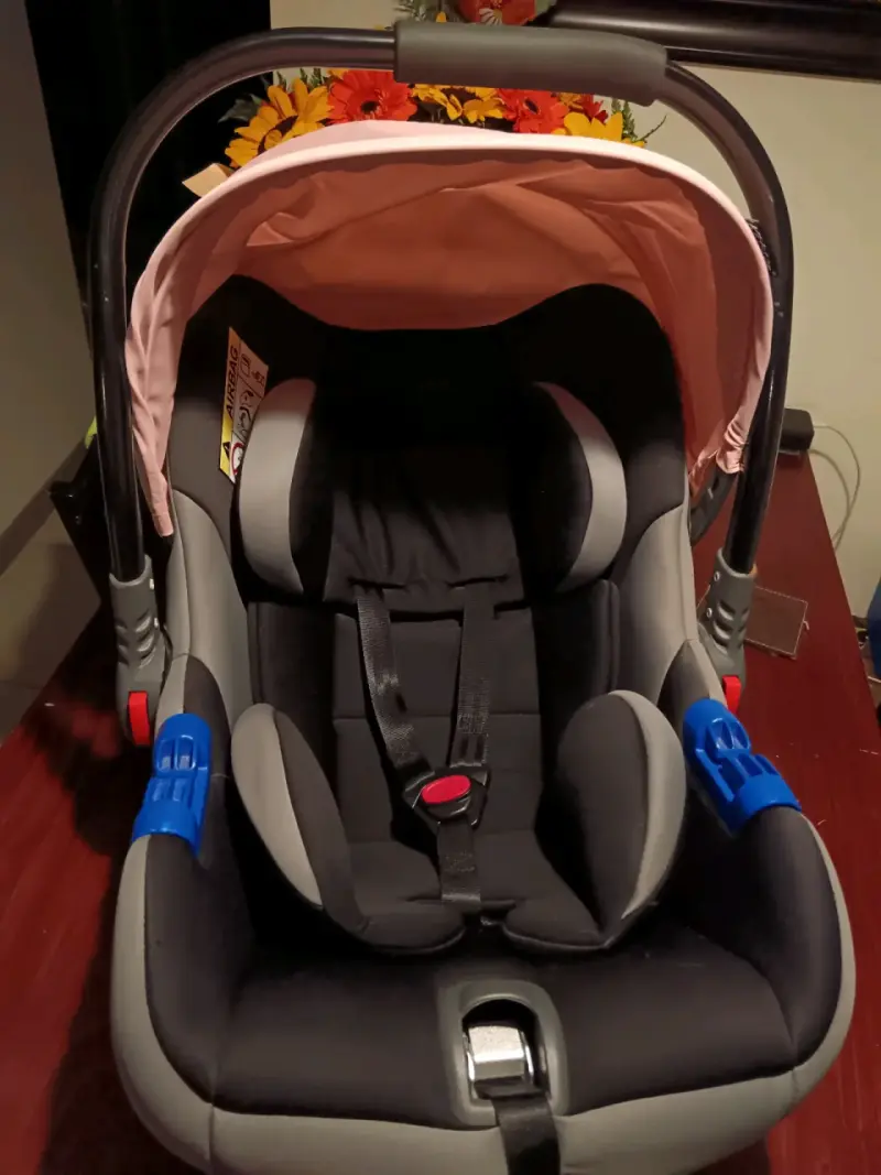 Silla de auto para bebé negra con rosa