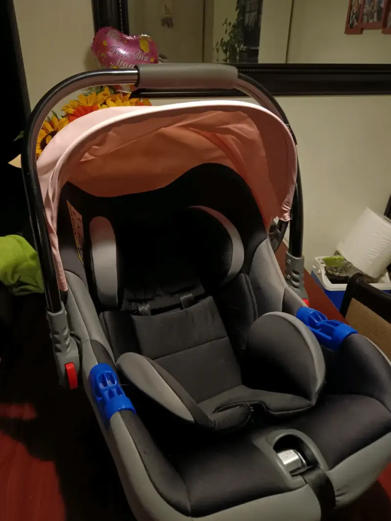 Silla de auto para bebé negra con rosa - 2