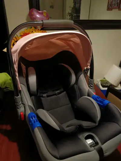 Silla de auto para bebé negra con rosa - miniatura 2