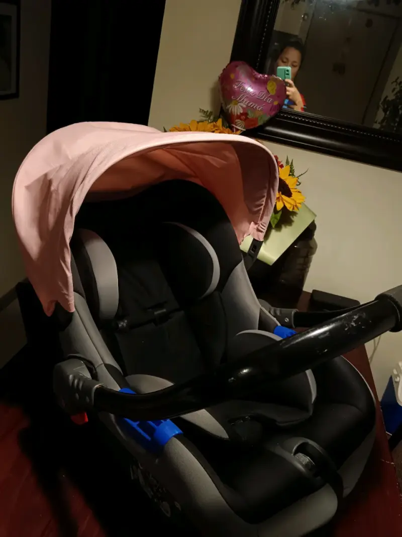Silla de auto para bebé negra con rosa - 3