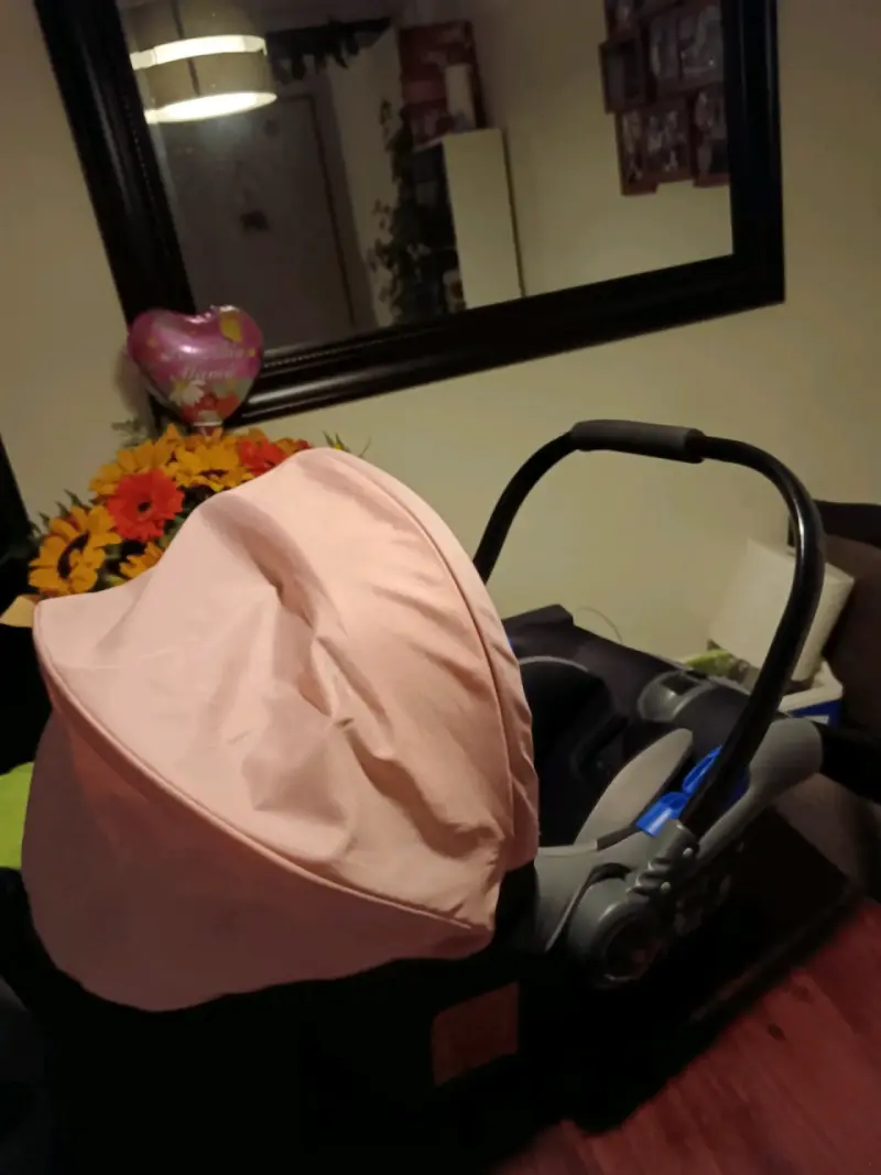 Silla de auto para bebé negra con rosa - 4