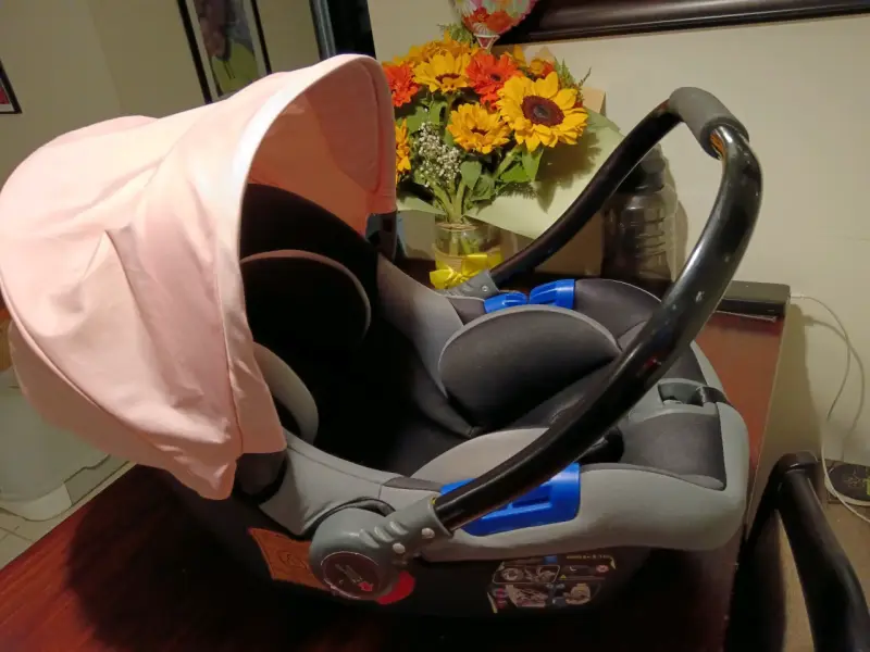 Silla de auto para bebé negra con rosa - 5