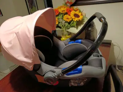 Silla de auto para bebé negra con rosa - miniatura 5
