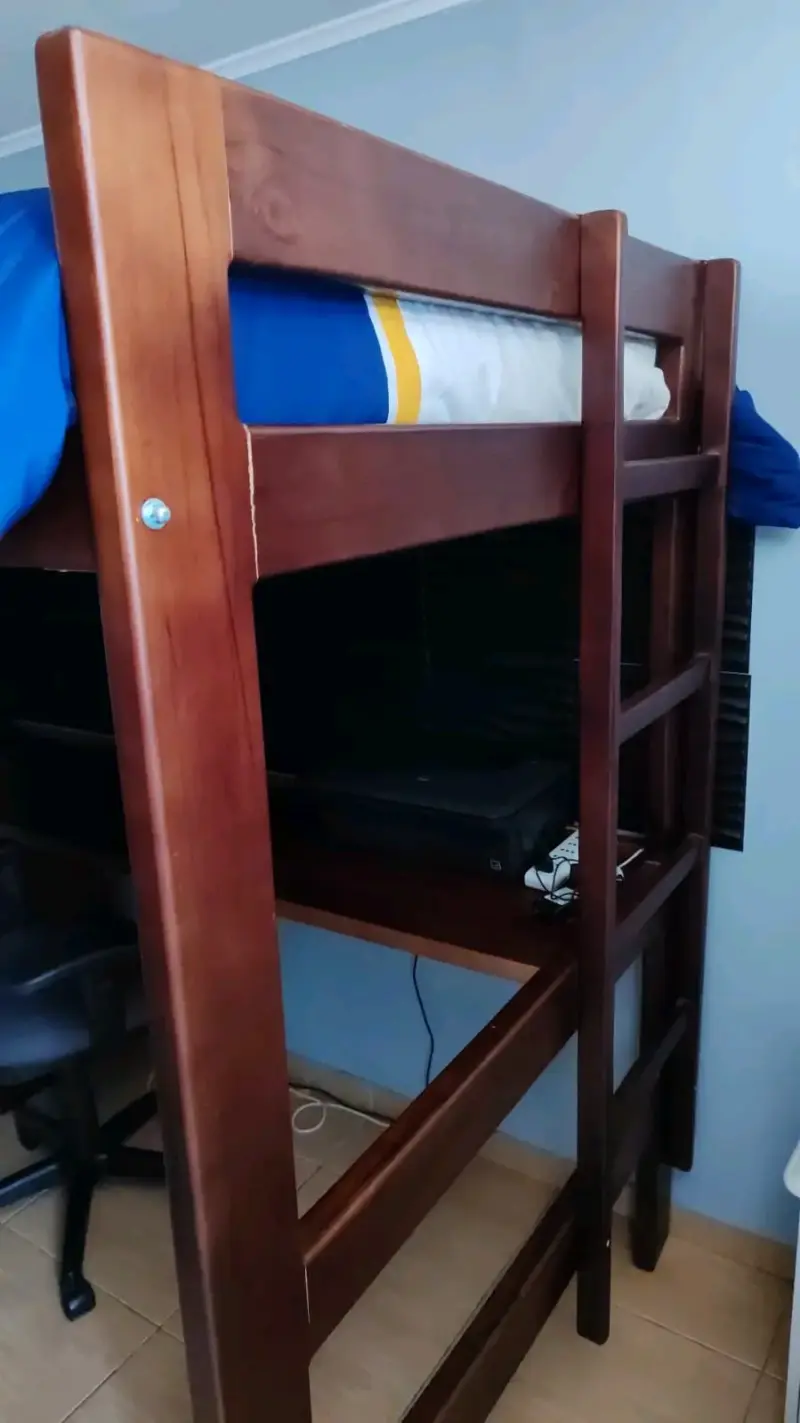 Cama alta de madera con escritorio - 2