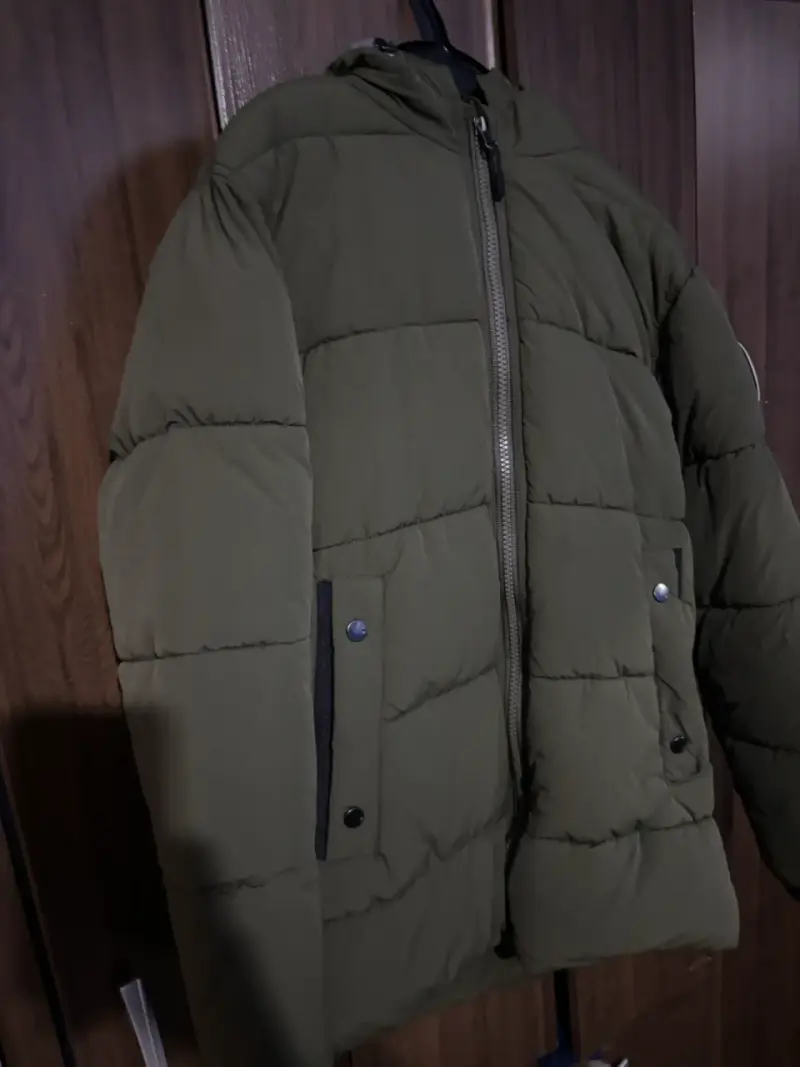 Chaqueta acolchada verde con chiporro